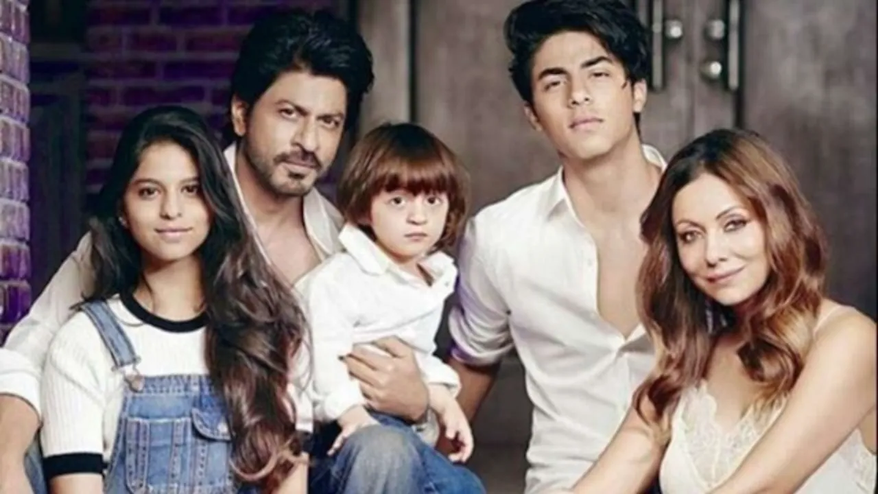 https://www.mobilemasala.com/film-gossip-hi/Shahrukh-Khans-wife-Gauri-Khan-was-seen-in-a-different-style-with-her-younger-son-Abram-seeing-Abram-people-said-Young-Pathan-hi-i193453